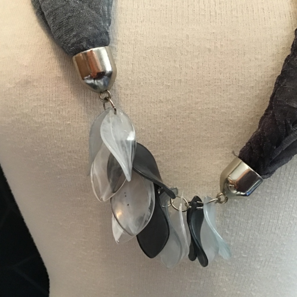 Infinity scarf with shell details - Picture 3 of 6